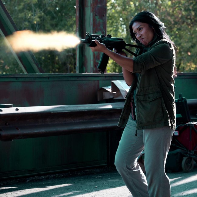 Sangar! BTS Anggun Pegang Senapan-Karambit Saat Syuting Reacher