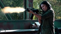 Sangar! BTS Anggun Pegang Senapan-Karambit Saat Syuting Reacher