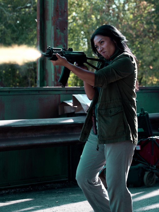 Sangar! BTS Anggun Pegang Senapan-Karambit Saat Syuting Reacher