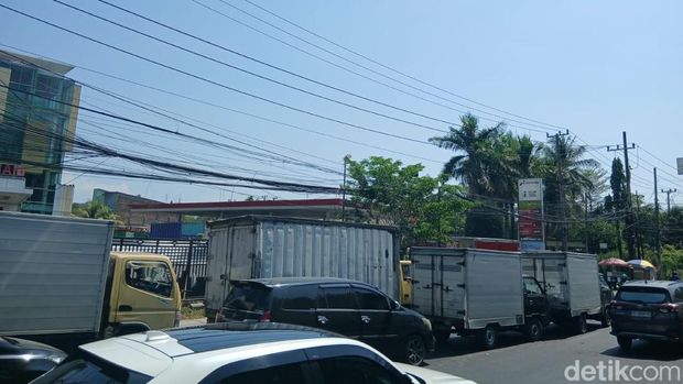 Antrean solar di SPBU Jalan Urip Sumoharjo Makassar picu macet. Antrean solar di SPBU Jalan Urip Sumoharjo Makassar picu macet.
