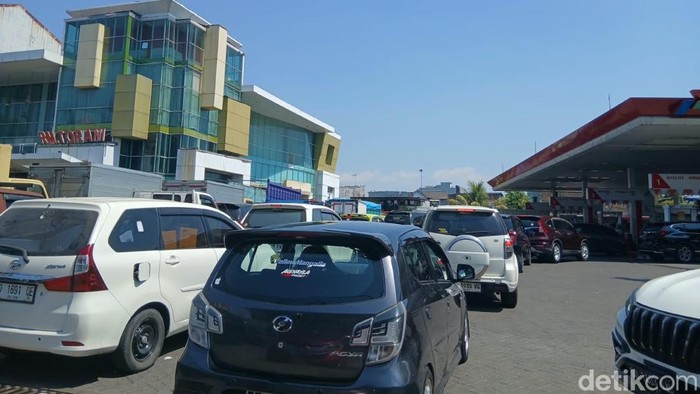 Antrean solar di SPBU Jalan Urip Sumoharjo Makassar picu macet.