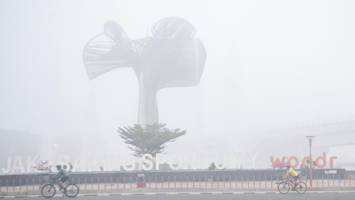 Foto udara kawasan Musi II yang tertutup kabut asap di Palembang, Sumatera Selatan, Sabtu (5/9/2026). Berdasarkan citra satelit Himawari-9 yang dipantau BMKG pada 5 September 2026 pukul 10.00 WIB, sebaran asap akibat kebakaran hutan dan lahan (karhutla) di Sumatera Selatan, Riau, Jambi, Sumatera Barat, Kepulauan Riau, Kepulauan Bangka Belitung, dan Papua Selatan bergerak ke arah barat laututara, sedangkan di Kalimantan Barat, Kalimantan Tengah, Kalimantan Selatan, dan Kalimantan Utara bergerak ke arah utaratimur laut. ANTARA FOTO/Nova Wahyudi/kye