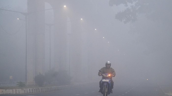 Foto udara kawasan Musi II yang tertutup kabut asap di Palembang, Sumatera Selatan, Sabtu (5/9/2026). Berdasarkan citra satelit Himawari-9 yang dipantau BMKG pada 5 September 2026 pukul 10.00 WIB, sebaran asap akibat kebakaran hutan dan lahan (karhutla) di Sumatera Selatan, Riau, Jambi, Sumatera Barat, Kepulauan Riau, Kepulauan Bangka Belitung, dan Papua Selatan bergerak ke arah barat laututara, sedangkan di Kalimantan Barat, Kalimantan Tengah, Kalimantan Selatan, dan Kalimantan Utara bergerak ke arah utaratimur laut. ANTARA FOTO/Nova Wahyudi/kye