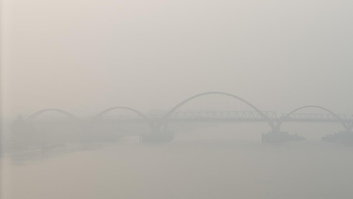 Foto udara kawasan Musi II yang tertutup kabut asap di Palembang, Sumatera Selatan, Sabtu (5/9/2026). Berdasarkan citra satelit Himawari-9 yang dipantau BMKG pada 5 September 2026 pukul 10.00 WIB, sebaran asap akibat kebakaran hutan dan lahan (karhutla) di Sumatera Selatan, Riau, Jambi, Sumatera Barat, Kepulauan Riau, Kepulauan Bangka Belitung, dan Papua Selatan bergerak ke arah barat laututara, sedangkan di Kalimantan Barat, Kalimantan Tengah, Kalimantan Selatan, dan Kalimantan Utara bergerak ke arah utaratimur laut. ANTARA FOTO/Nova Wahyudi/kye