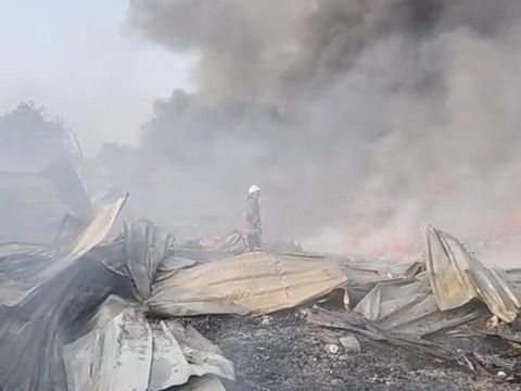 Banyak lapak di Kembangan, Jakbar, terbakar sejak tengah malam tadi. Petugas damkar masih memadamkan api tersebut. (dok Damkar DKI)