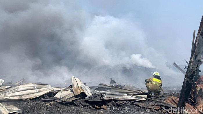 Banyak lapak di Kembangan, Jakbar, terbakar sejak tengah malam tadi. Petugas damkar masih memadamkan api tersebut. (Mulia/detikcom)