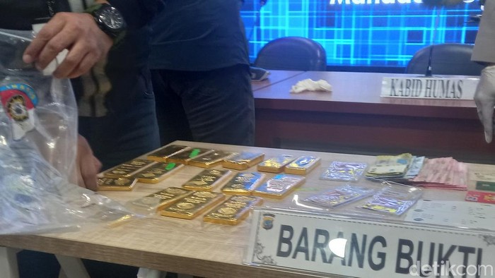 Barang bukti kepingan emas diduga ilegal dibawa WN China di Bandara Sam Ratulangi Manado.