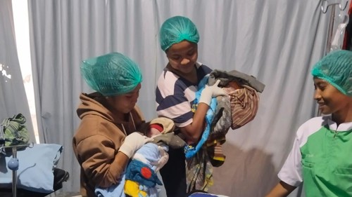 Bayi kembar lahir di tenda darurat Puskesmas Lengko Ajang, Kecamatan Congkar, Manggarai Timur, NTT, Sabtu (5/9/2026) pagi (Dok. Dinas P2KBP3A Manggarai Timur)