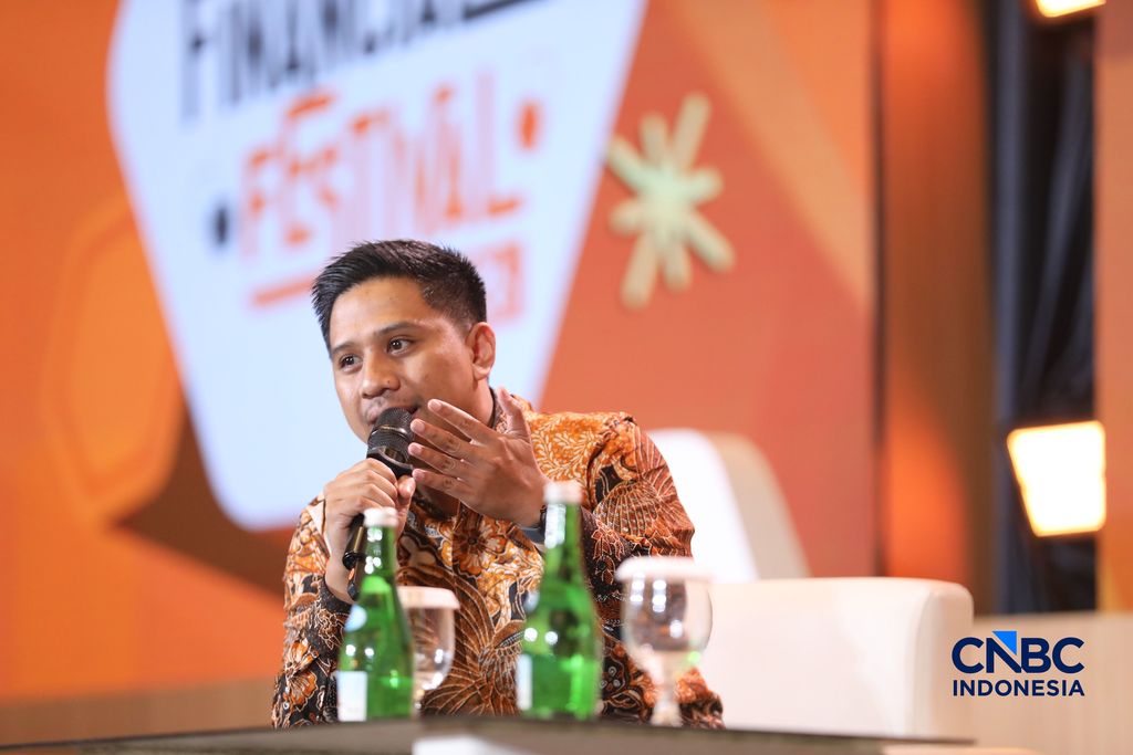 Chief Marketing Officer Raja Emas Indonesia, M. Rahmat saat menyampaikan pemaparan dalam Lampung Financial Festival di Hotel Novotel, Bandar Lampung, Sabtu (5/9/2026). (CNBC Indonesia/Tri Susilo)