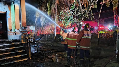 Damkartan Karangasem melakukan pemadaman kebakaran di SDN 4 Tianyar Barat, Karangasem, Sabtu (5/9/2026). (Foto: Dok. Damkartan Karangasem)