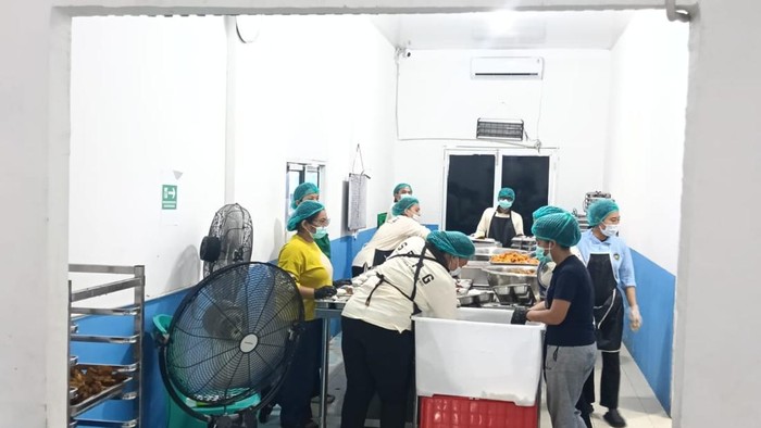 Dapur SPPG menyiapkan MBG untuk korban pengungsi erupsi Gunung Sinabung (Dok. KPPG Medan)