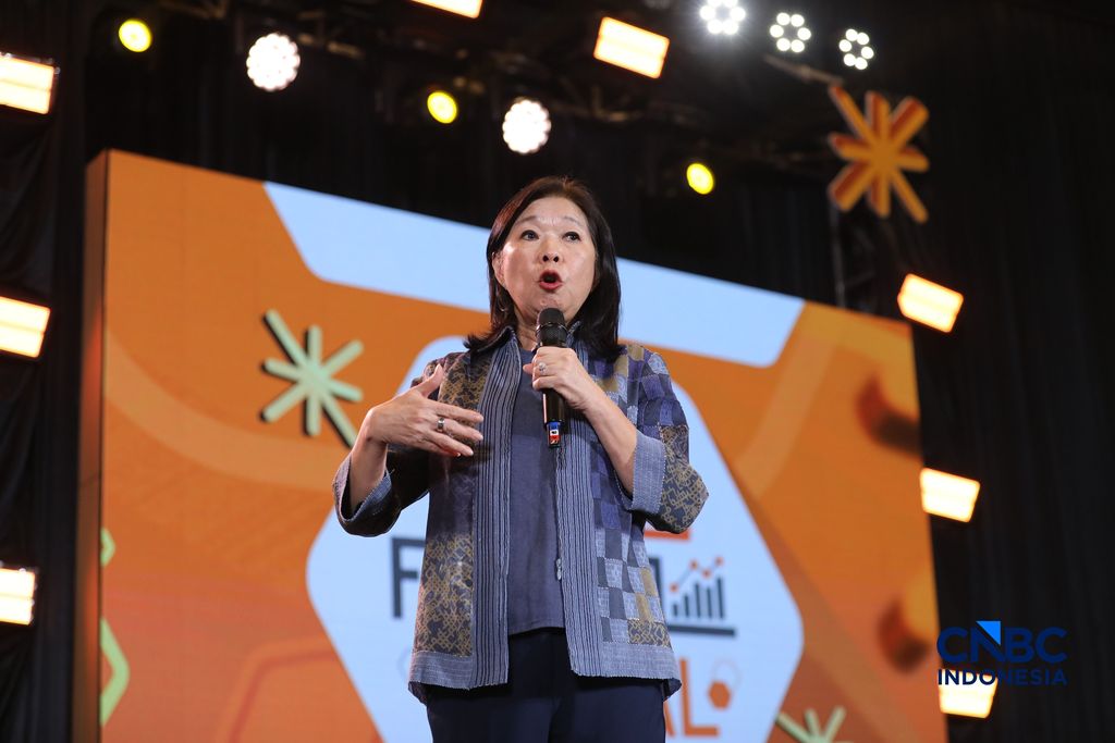 Deputi Gubernur Bank Indonesia, Filianingsih Hendartasaat menyampaikan pemaparan dalam Lampung Financial Festival di Hotel Novotel, Bandar Lampung, Sabtu (5/9/2026). (CNBC Indonesia/Tri Susilo)