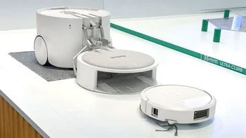 Konsep Roomba Duo dari iRobot mungkin menjadi salah satu perangkat paling aneh di IFA tahun ini. Robot utamanya dapat menyedot debu sekaligus mengepel dengan uap, tetapi di bagian atas terdapat mekanisme untuk membawa dan menurunkan robot kedua yang ukurannya lebih kecil. Robot mini tersebut bertugas masuk ke kolong furnitur dan area sempit yang tidak bisa dijangkau unit utama. Foto: IFA 2026
