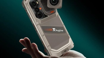 Kalau biasanya kamera menyatu permanen dengan smartphone, RugOne Xsnap 7 Pro justru memungkinkan salah satu kameranya dilepas dan dipakai seperti action cam mini. Modul berbobot hanya 39 gram itu dapat merekam video 2.7K 30 fps, memiliki penyimpanan internal 64 GB dan tahan air hingga kedalaman lima meter. Kamera dapat merekam sekitar 40 menit sebelum harus kembali ditempelkan ke HP untuk diisi ulang. Xsnap 7 Pro sendiri membawa baterai jumbo 9.300 mAh dan dijadwalkan dipasarkan global pada Oktober dengan harga USD 999. Foto: IFA 2026