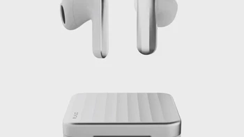 Plaud OneEarbuds AI yang merekam, mentranskripsi, dan merangkum percakapan/panggilan. Case-nya punya koneksi 4G sendiri (bisa berfungsi sebagai recorder mandiri dengan jangkauan ~5 m) dan fitur agent AI untuk tindakan lanjutan. Kombinasi earbuds + asisten AI yang sangat canggih. Foto: IFA 2026
