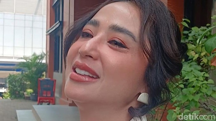 Dewi Perssik di Jalan Kapten P Tendean, Jakarta Selatan.