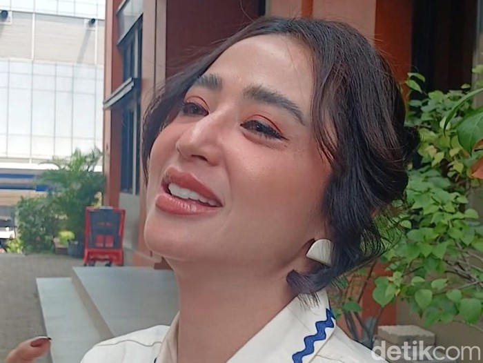 Dewi Perssik di Jalan Kapten P Tendean, Jakarta Selatan.