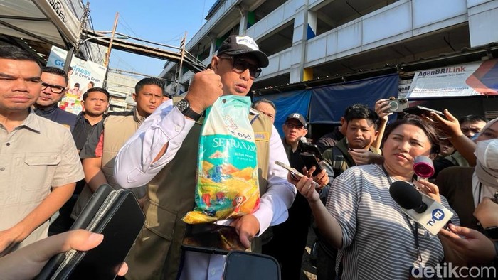 Direktur Utama Perum Bulog Ahmad Rizal Ramdhani