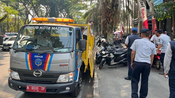 Dishub tindak motor maba diparkir di kawasan Jalan Veteran, Kota Malang