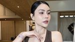 Doyan Jajan! DJ Katty Butterfly Asyik Ngemil Pentol hingga Rujak Bebek
