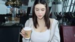 Doyan Jajan! DJ Katty Butterfly Asyik Ngemil Pentol hingga Rujak Bebek