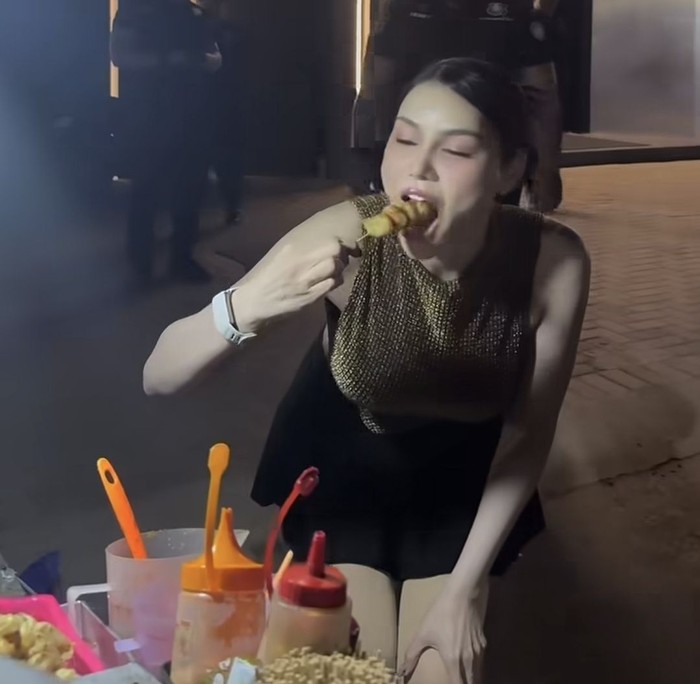 Doyan Jajan! DJ Katty Butterfly Asyik Ngemil Pentol hingga Rujak Bebek