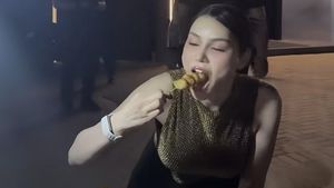 Doyan Jajan! DJ Katty Butterfly Asyik Ngemil Pentol hingga Rujak Bebek
