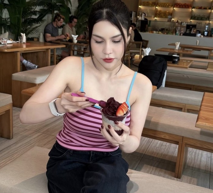 Doyan Jajan! DJ Katty Butterfly Asyik Ngemil Pentol hingga Rujak Bebek