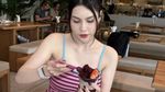 Doyan Jajan! DJ Katty Butterfly Asyik Ngemil Pentol hingga Rujak Bebek