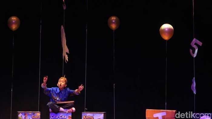 Sejumlah pelakon tampil membawakan naskah Air Prawitasari karya Hardjono Wirjosoetrisno dalam Festival Teater Anak (FTA) 2026 di Teater Kecil, Taman Ismail Marzuki (TIM), Menteng, Jakarta Pusat, Sabtu (5/9/2026).