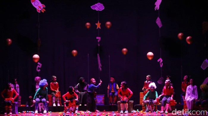 Sejumlah pelakon tampil membawakan naskah Air Prawitasari karya Hardjono Wirjosoetrisno dalam Festival Teater Anak (FTA) 2026 di Teater Kecil, Taman Ismail Marzuki (TIM), Menteng, Jakarta Pusat, Sabtu (5/9/2026).