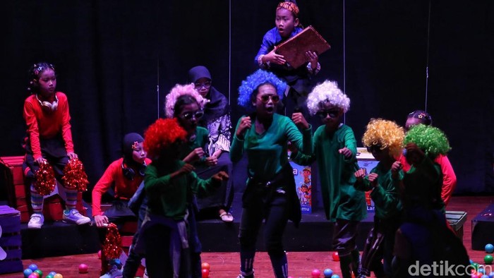 Sejumlah pelakon tampil membawakan naskah Air Prawitasari karya Hardjono Wirjosoetrisno dalam Festival Teater Anak (FTA) 2026 di Teater Kecil, Taman Ismail Marzuki (TIM), Menteng, Jakarta Pusat, Sabtu (5/9/2026).