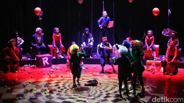 Sejumlah pelakon tampil membawakan naskah Air Prawitasari karya Hardjono Wirjosoetrisno dalam Festival Teater Anak (FTA) 2026 di Teater Kecil, Taman Ismail Marzuki (TIM), Menteng, Jakarta Pusat, Sabtu (5/9/2026).
