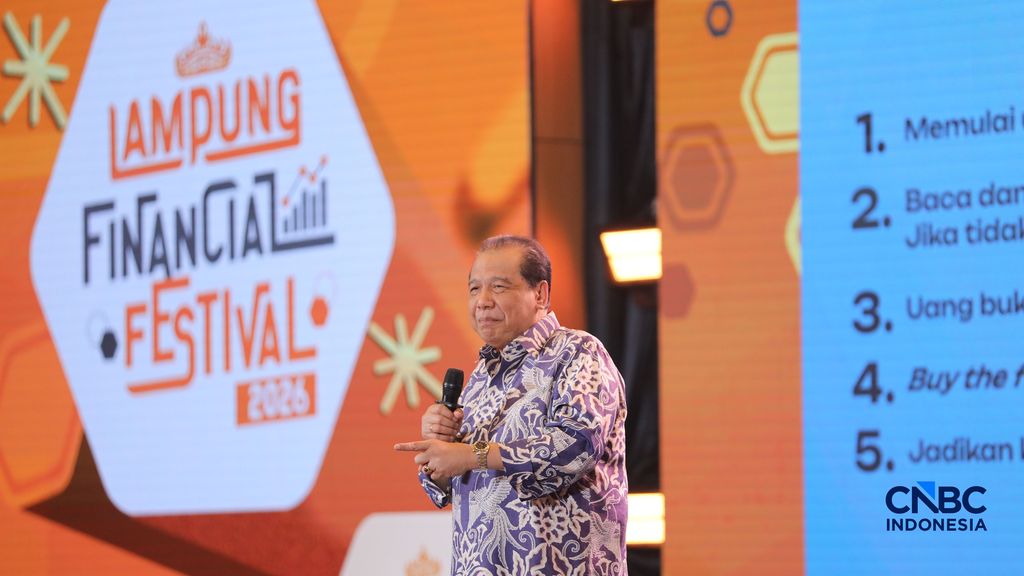 Founder & Chairman CT Corp, Chairul Tanjung saat menyampaikan pemaparan dalam Lampung Financial Festival di Hotel Novotel, Bandar Lampung, Sabtu (5/9/2026). (CNBC Indonesia/Tri Susilo)