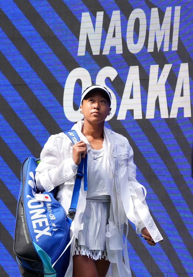 Naomi melengkapi penampilan dengan visor dan wristband dari brand olahraga tersebut. Alih-alih aksesori mutiara yang menjadi salah satu ciri penampilannya sebelumnya, kali ini ia memilih anting stud berlian sebagai pelengkap. (Foto: IMAGN IMAGES via Reuters/ROBERT DEUTSCH)