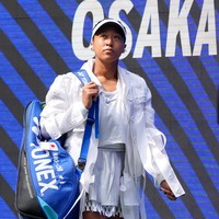 Naomi melengkapi penampilan dengan visor dan wristband dari brand olahraga tersebut. Alih-alih aksesori mutiara yang menjadi salah satu ciri penampilannya sebelumnya, kali ini ia memilih anting stud berlian sebagai pelengkap. (Foto: IMAGN IMAGES via Reuters/ROBERT DEUTSCH)