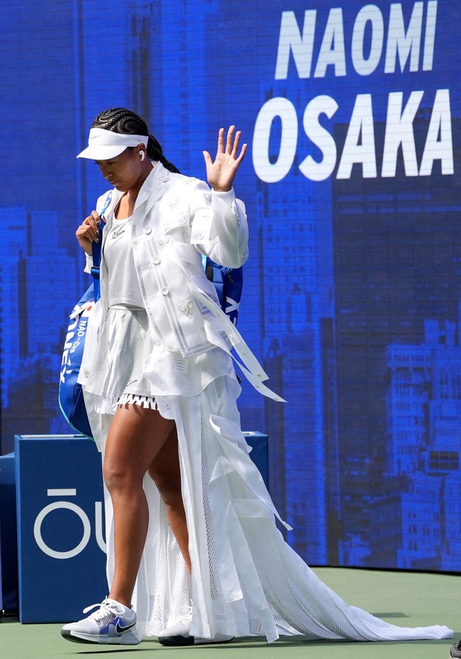 Pada pertandingan keduanya di USTA Billie Jean King National Tennis Center, New York City, Amerika Serikat, pada Kamis (3/9/2026), petenis asal Jepang ini mengenakan busana serba putih. Untuk memasuki lapangan, Osaka mengenakan trench coat bertekstur dengan detail ruffle. (Foto: IMAGN IMAGES via Reuters/ROBERT DEUTSCH)