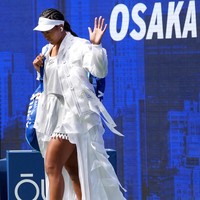 Pada pertandingan keduanya di USTA Billie Jean King National Tennis Center, New York City, Amerika Serikat, pada Kamis (3/9/2026), petenis asal Jepang ini mengenakan busana serba putih. Untuk memasuki lapangan, Osaka mengenakan trench coat bertekstur dengan detail ruffle. (Foto: IMAGN IMAGES via Reuters/ROBERT DEUTSCH)