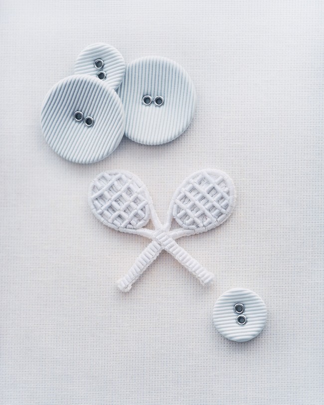 Sejumlah motif raket tenis berukuran kecil disulam dan ditempatkan secara tersebar di atas busana. Sentuhan tersebut menjadi detail subtil yang mengingatkan pada dunia tenis sekaligus memperkuat tema penampilannya. (Foto: Instagram/@naomiosaka)