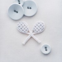 Sejumlah motif raket tenis berukuran kecil disulam dan ditempatkan secara tersebar di atas busana. Sentuhan tersebut menjadi detail subtil yang mengingatkan pada dunia tenis sekaligus memperkuat tema penampilannya. (Foto: Instagram/@naomiosaka)