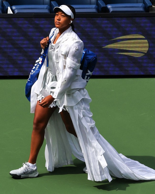 Mantel tersebut memiliki bagian ekor panjang yang menyentuh sneakers dan dilengkapi material menyerupai jaring tenis. Detail menarik lainnya terlihat pada bagian torso. (Foto: Instagram/@naomiosaka)