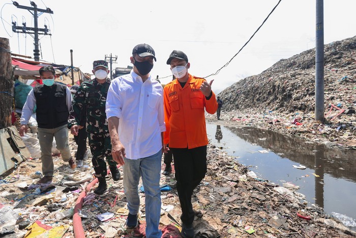 Gubernur Jawa Tengah (Jateng) Ahmad Luthfi meninjau langsung proses pemadaman api di Tempat Pembuangan Akhir (TPA) Putri Cempo, Mojosongo, Kota Surakarta.