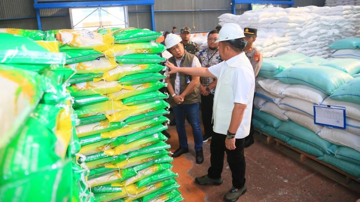 Gubernur Sumsel Herman Deru mengecek stok beras di gudang Bulog di Lubuklinggau