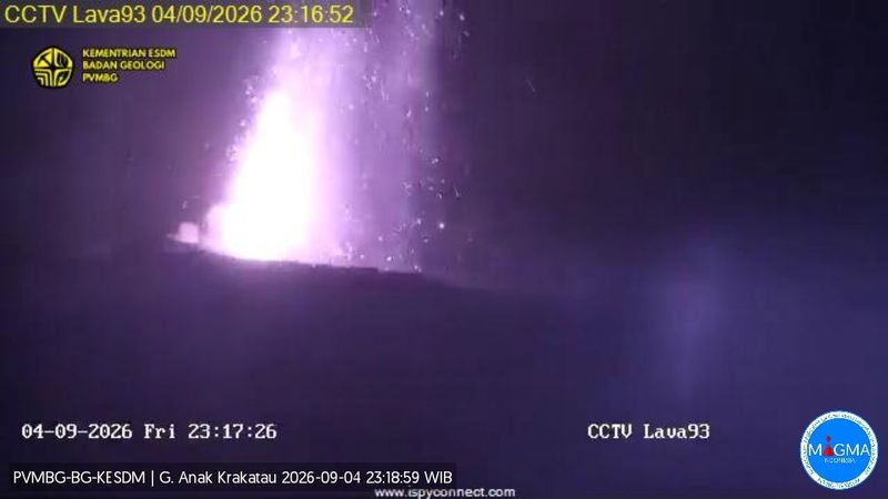 Gunung Anak Krakatau mengalami erupsi dan mengeluarkan semburan lava