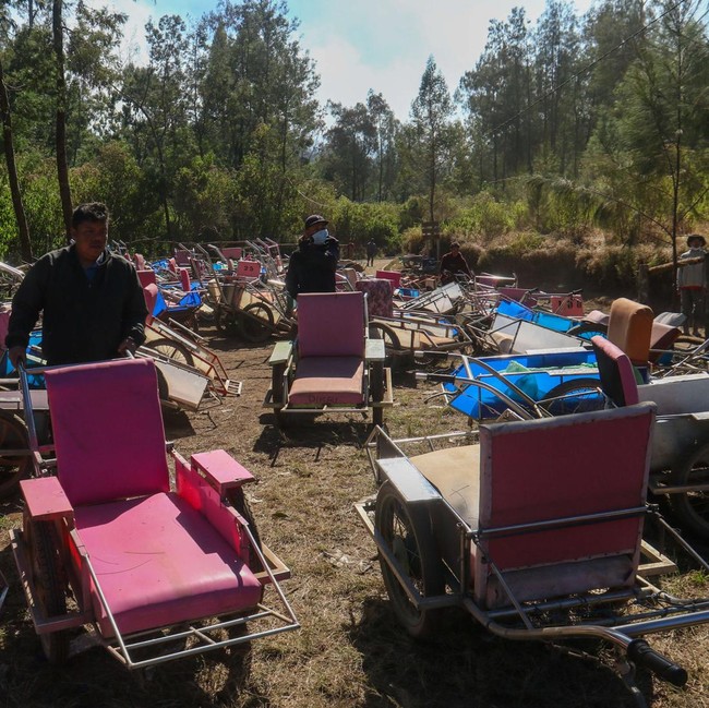 Gunung Ijen Terbakar, Troli Wisatawan Dievakuasi