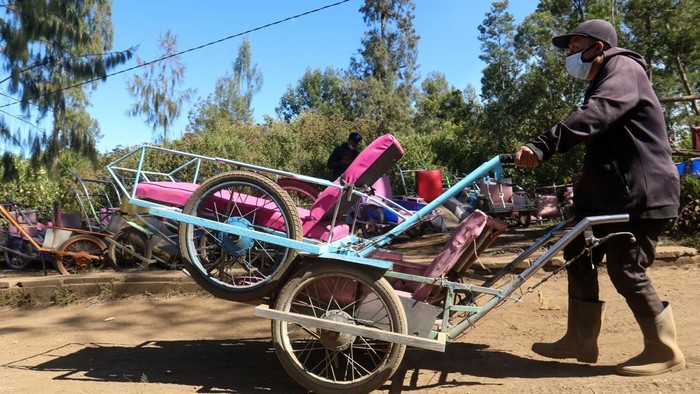 Pekerja ojek troli memindahkan troli dari area parkir saat terjadi kebakaran di Gunung Ijen di Banyuwangi, Jawa Timur, Jumat (4/9/2026). Kebakaran yang melanda kawasan tersebut membuat ratusan troli yang biasa digunakan untuk jasa angkut wisatawan dan kebutuhan pendaki dievakuasi ke lokasi yang lebih aman guna menghindari paparan api. ANTARA FOTO/Budi Candra Setya/
