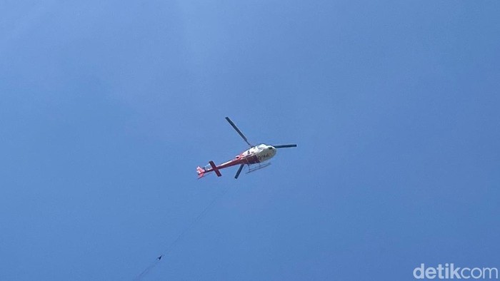 Helikopter yang baru saja selesai melakukan water bombing kebakaran hutan
