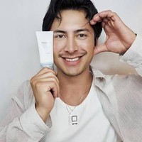 Hudson Williams Jadi Brand Ambassador Pertama SKIN1004