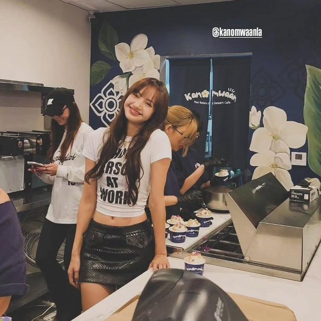 Jadi Pelayan Sehari, Lisa BLACKPINK Sajikan Gelato SaWadiKa LA Diva