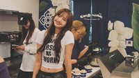 Jadi Pelayan Sehari, Lisa BLACKPINK Sajikan Gelato 'SaWadiKa LA Diva'